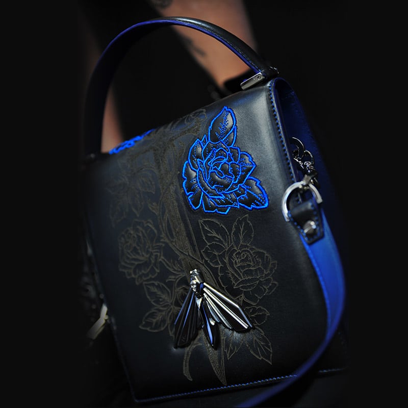 sac a main It bag en cuir de luxe coupé à la main par des artisans maroquinie au savoir faire made in France. Ce sac est agrémentés de motifs de broderies et de tatouages exclusifs.