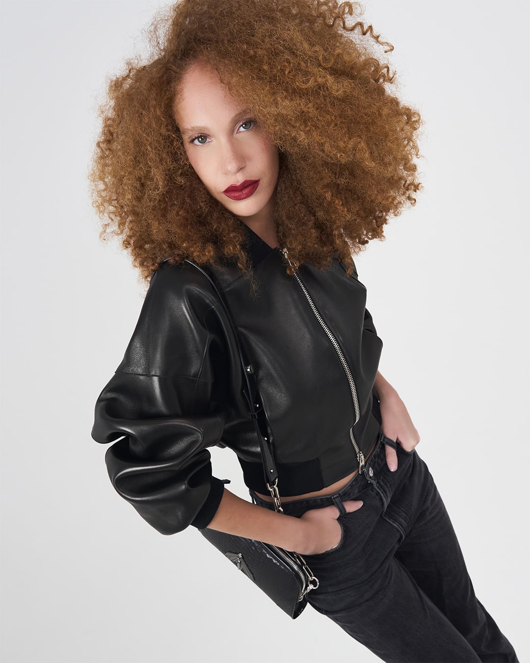 Mannequin portant un blouson en cuir noir DEA CULT