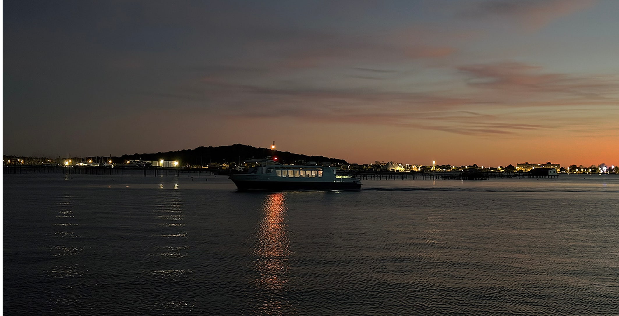 Bateau sur l'eau au cr&eacute;puscule dans le Sud de la France